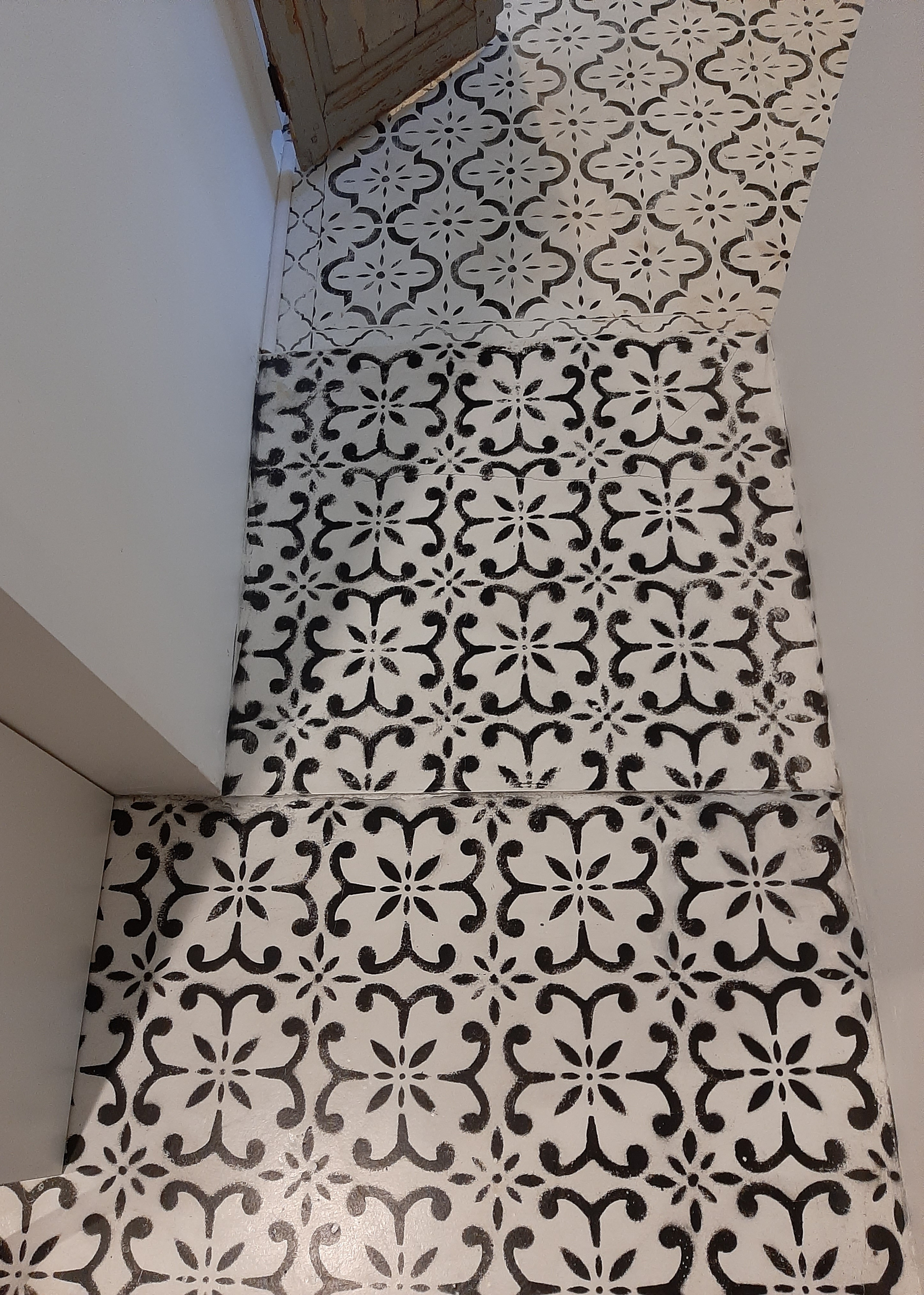 Peinture sur sol pour un effet carreaux de ciment